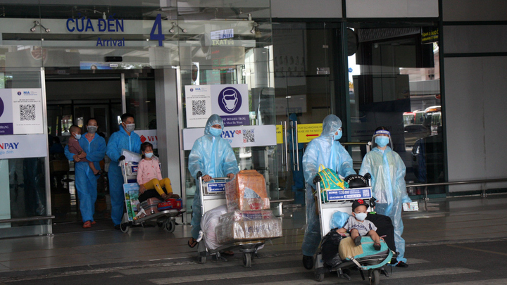 Bắc Giang phát hiện ca COVID-19 khi đưa 616 người dân về bằng máy bay - 1