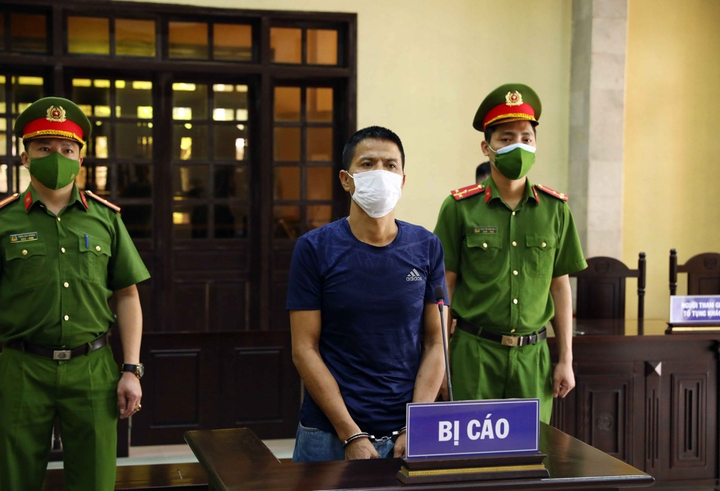 Kẻ côn đồ bóp cổ công an ở chốt kiểm soát dịch lĩnh 33 tháng tù - 1