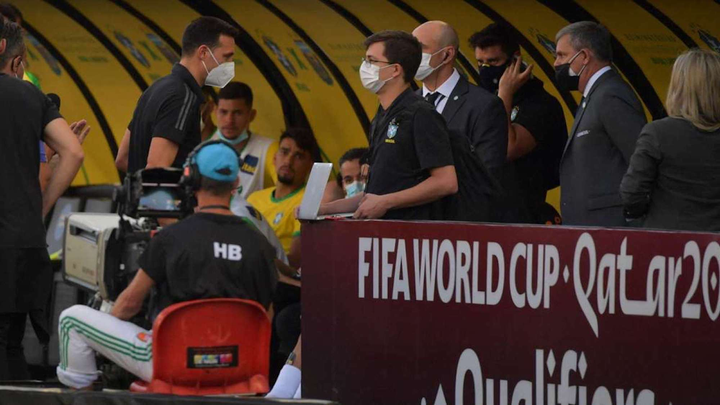 Cảnh sát vào sân trục xuất cầu thủ, trận Brazil vs Argentina thành thảm họa - 3