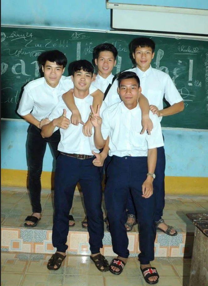 Tuyển thủ Việt Nam thời đeo khăn quàng đỏ: Thần thái 'ngôi sao', soái ca từ bé - 11