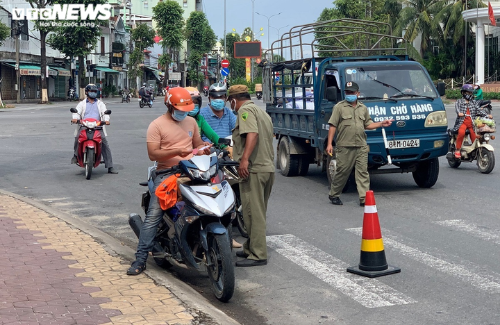 Quảng Ngãi nâng mức chống dịch đối với khu vực phong tỏa: ‘Ai ở đâu thì ở đó’ - 1
