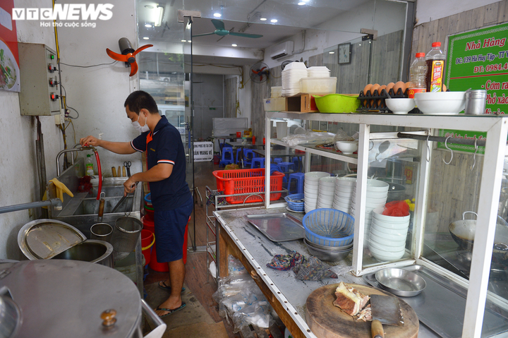 Được bán đồ mang về, chủ quán ăn ở Hà Nội nói 'vui hơn nhặt được tiền' - 13