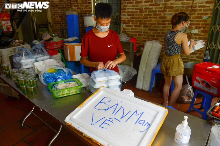 Được bán đồ mang về, chủ quán ăn ở Hà Nội nói 'vui hơn nhặt được tiền' - 7