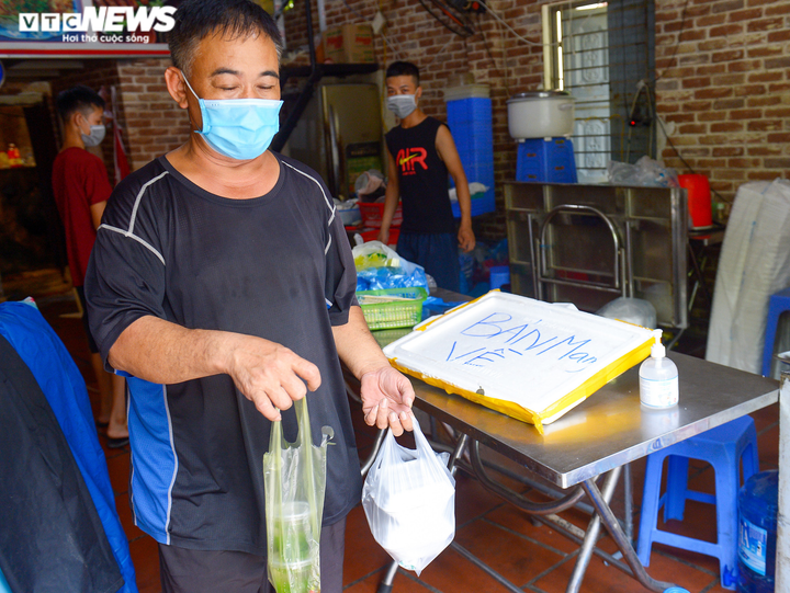 Được bán đồ mang về, chủ quán ăn ở Hà Nội nói 'vui hơn nhặt được tiền' - 9