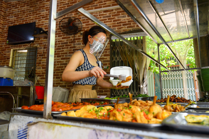 Được bán đồ mang về, chủ quán ăn ở Hà Nội nói 'vui hơn nhặt được tiền' - 6