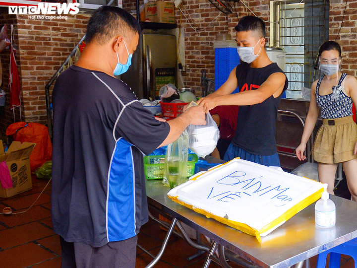 Được bán đồ mang về, chủ quán ăn ở Hà Nội nói 'vui hơn nhặt được tiền' - 8