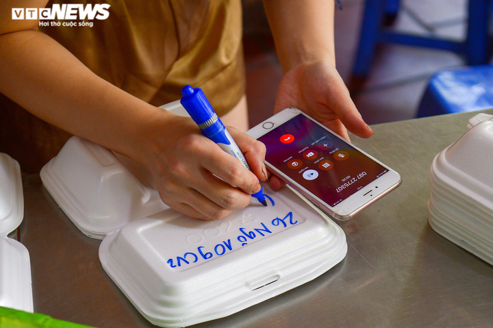 Được bán đồ mang về, chủ quán ăn ở Hà Nội nói 'vui hơn nhặt được tiền' - 10