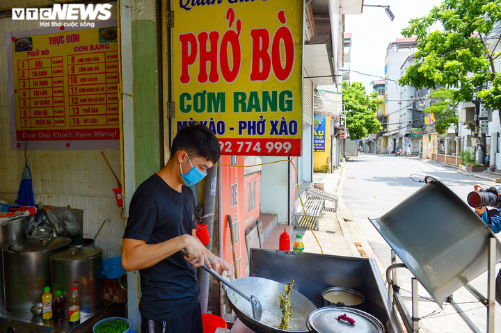 Được bán đồ mang về, chủ quán ăn ở Hà Nội nói 'vui hơn nhặt được tiền' - 4