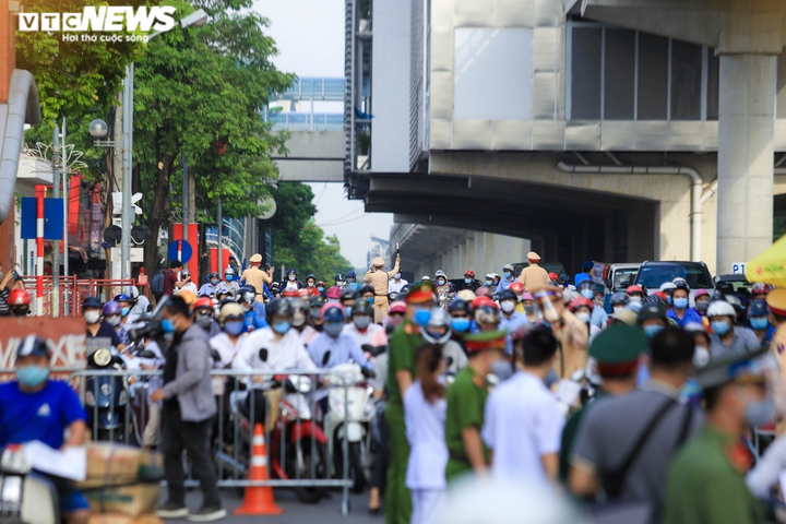 Ảnh: Biển người chờ qua chốt để vào 'vùng đỏ' ở Hà Nội - 1