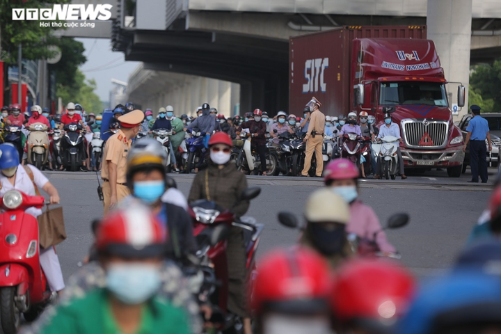 Ảnh: Biển người chờ qua chốt để vào 'vùng đỏ' ở Hà Nội - 7