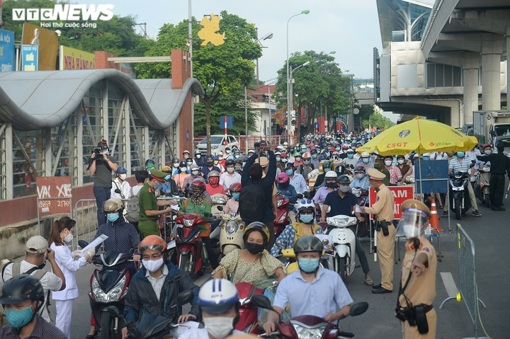 Ảnh: Biển người chờ qua chốt để vào 'vùng đỏ' ở Hà Nội - 5