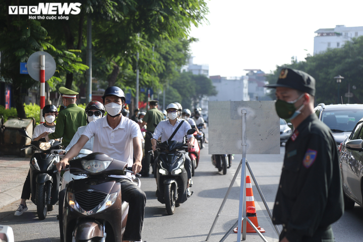 Ảnh: Biển người chờ qua chốt để vào 'vùng đỏ' ở Hà Nội - 11