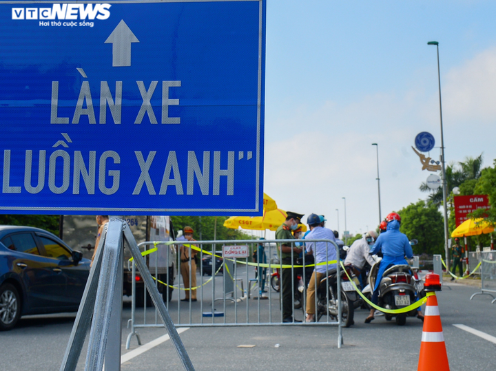 Ảnh: Biển người chờ qua chốt để vào 'vùng đỏ' ở Hà Nội - 12
