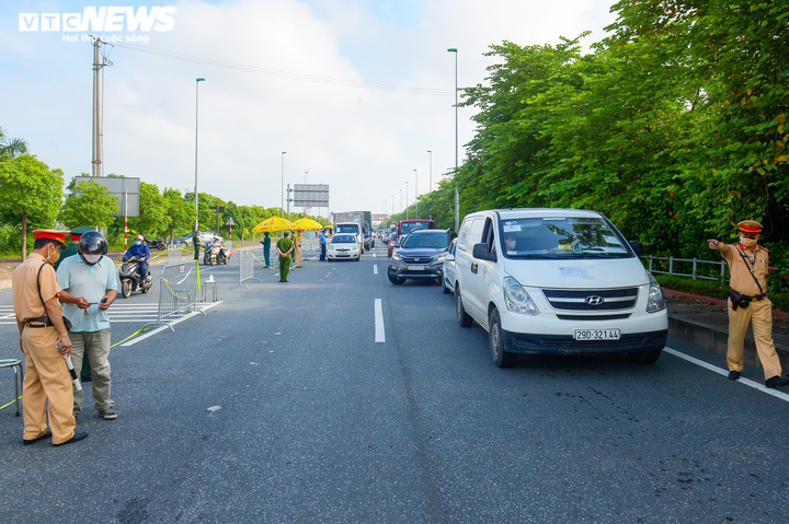 Ảnh: Biển người chờ qua chốt để vào 'vùng đỏ' ở Hà Nội - 14