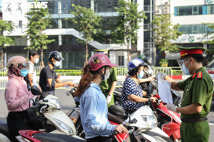 Ảnh: Biển người chờ qua chốt để vào 'vùng đỏ' ở Hà Nội - 9