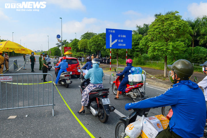Ảnh: Biển người chờ qua chốt để vào 'vùng đỏ' ở Hà Nội - 13