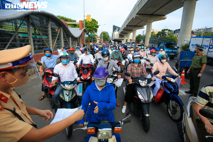 Ảnh: Biển người chờ qua chốt để vào 'vùng đỏ' ở Hà Nội - 2