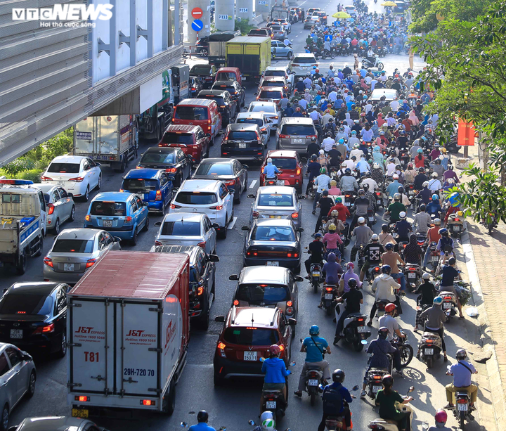 Ảnh: Biển người chờ qua chốt để vào 'vùng đỏ' ở Hà Nội - 8