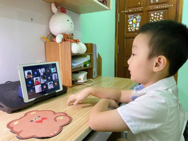 Phụ huynh ở ‘vùng đỏ’ loay hoay tải ứng dụng, mua sách cho con học online - 1