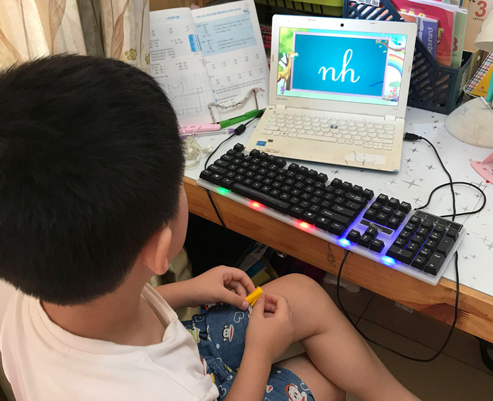 Phụ huynh ở ‘vùng đỏ’ loay hoay tải ứng dụng, mua sách cho con học online - 2