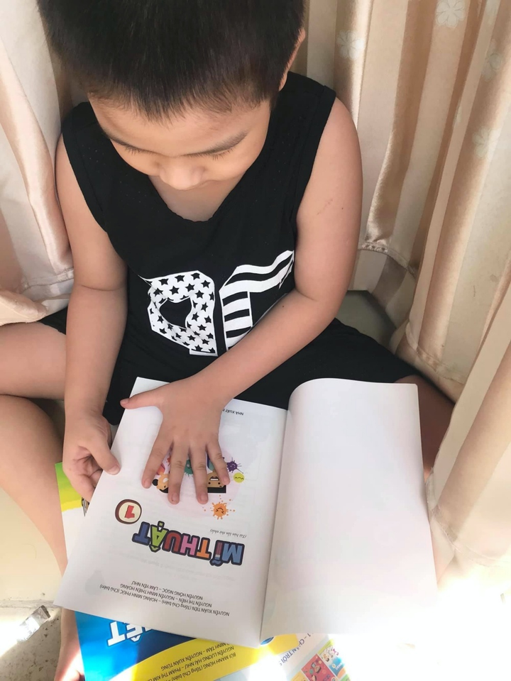 Phụ huynh ở ‘vùng đỏ’ loay hoay tải ứng dụng, mua sách cho con học online - 3