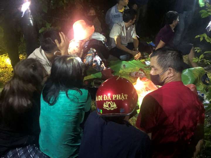 Khởi tố 15 người tụ tập đánh bạc trên núi trong mùa dịch - 3