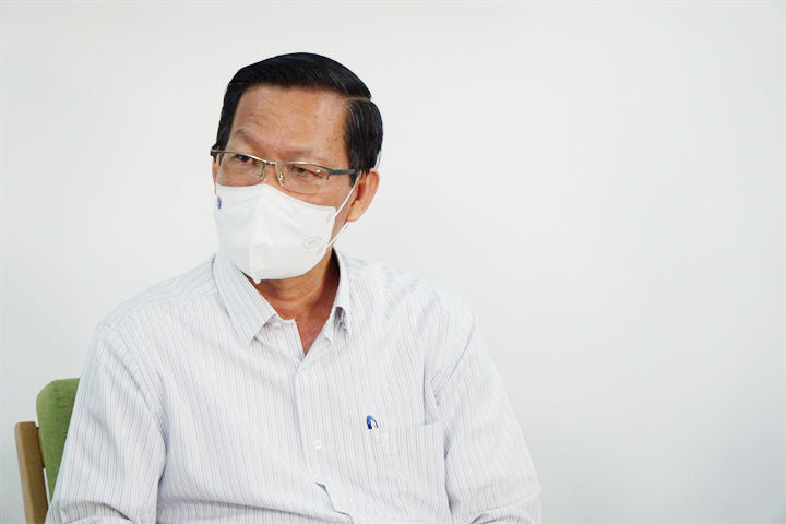 Chủ tịch TP.HCM trả lời câu hỏi 'người tiêm 2 mũi vaccine có được đi làm?' - 1
