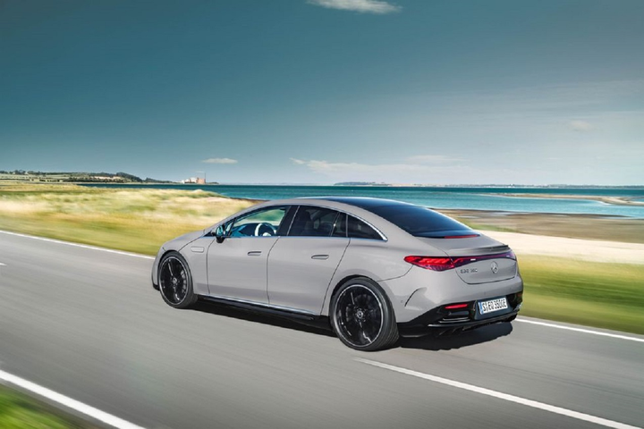 Sedan chạy điện Mercedes-Benz EQE vừa ra mắt hiện đại cỡ nào? - 3
