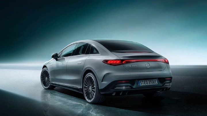 Sedan chạy điện Mercedes-Benz EQE vừa ra mắt hiện đại cỡ nào? - 5