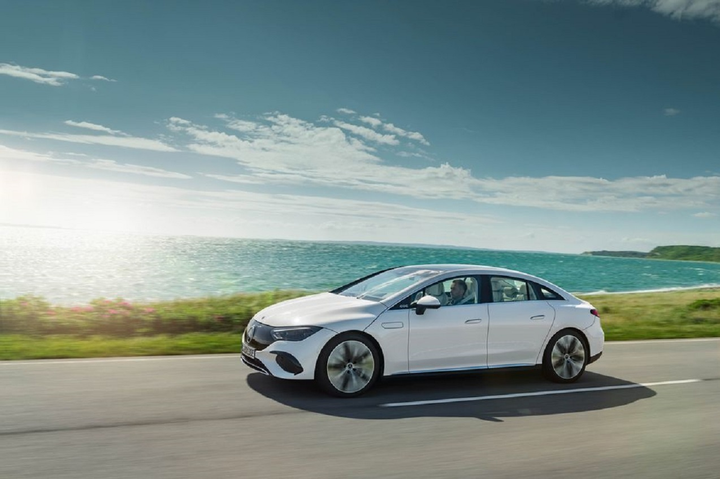 Sedan chạy điện Mercedes-Benz EQE vừa ra mắt hiện đại cỡ nào? - 7