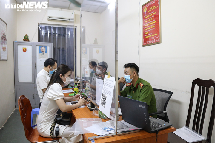 Ảnh: Người Hà Nội xếp hàng dài xin xác nhận giấy đi đường đến tối muộn - 5