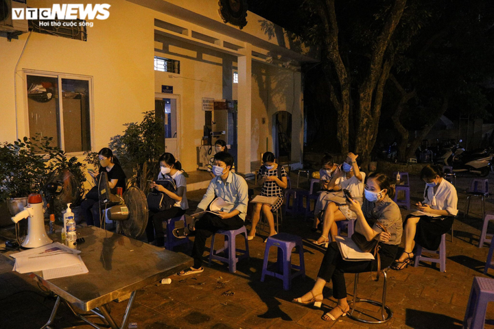 Ảnh: Người Hà Nội xếp hàng dài xin xác nhận giấy đi đường đến tối muộn - 7