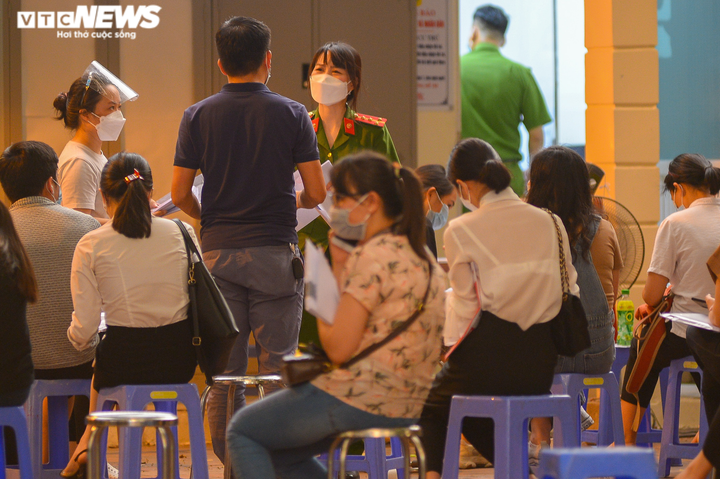 Ảnh: Người Hà Nội xếp hàng dài xin xác nhận giấy đi đường đến tối muộn - 4