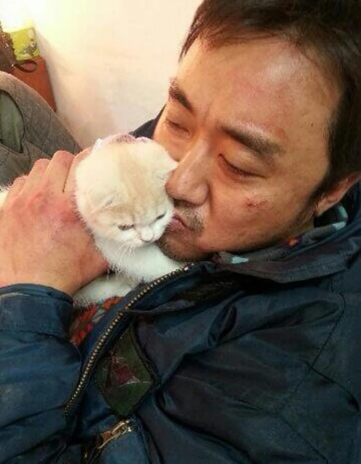 Góc đáng yêu: Cả thế giới bé lại khi ở trong tay diễn viên cơ bắp nhất Hàn Quốc - 4