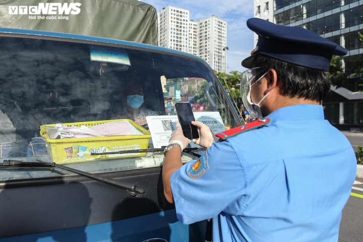 Cấp giấy đi đường mẫu mới: Doanh nghiệp Hà Nội quay cuồng vì rừng thủ tục - 1