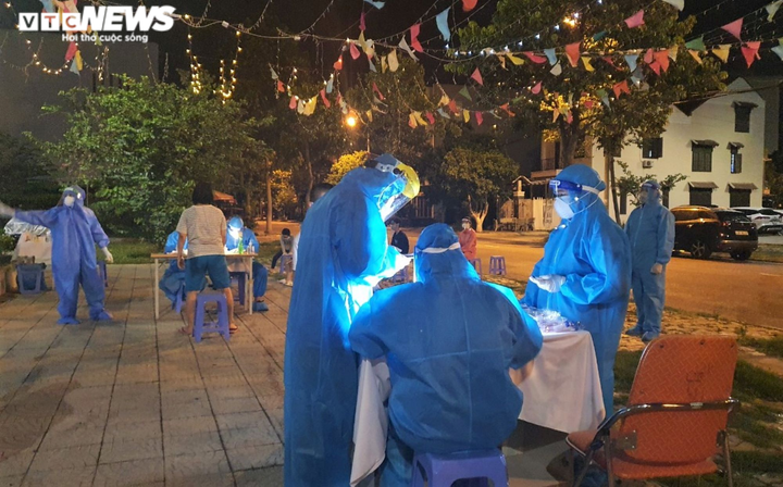 Sau 1 ngày 'bình yên', Đà Nẵng phát hiện ca dương tính SARS-CoV-2 cộng đồng - 1