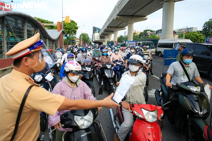 Nguyên Cục trưởng Y tế Dự phòng: Nới lỏng giãn cách, mở cửa kinh tế là cấp bách - 1