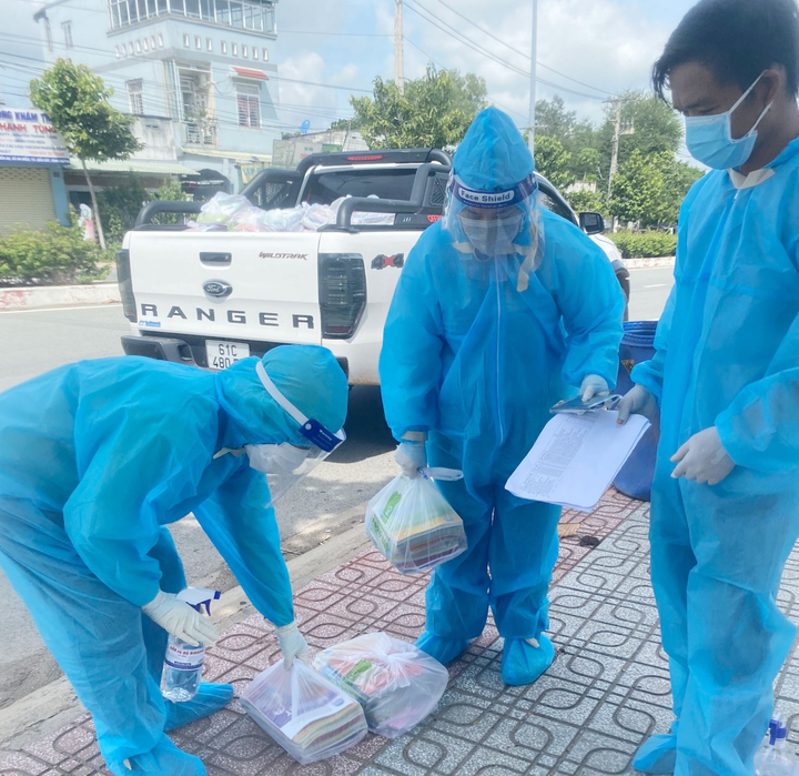 Huy động hàng nghìn giáo viên, cảnh sát, nhân viên bưu điện giao sách giáo khoa - 2