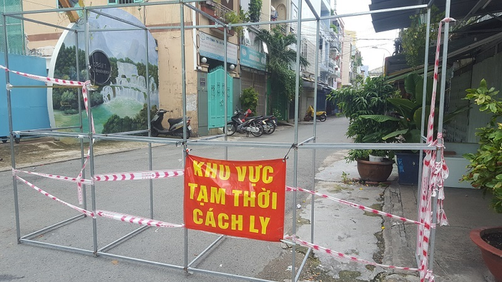 Người dân bảo 'có tiêu cực' trong chi tiền hỗ trợ COVID-19, phường nói gì? - 1