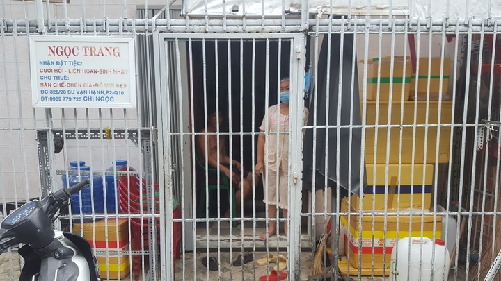 Người dân bảo 'có tiêu cực' trong chi tiền hỗ trợ COVID-19, phường nói gì? - 2