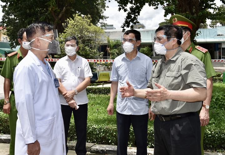 Thủ tướng yêu cầu quan tâm, có ngay chính sách cho đội ngũ y, bác sĩ chống dịch - 1