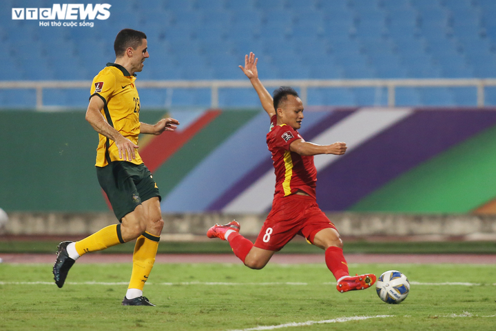 Văn Toàn dùng độc chiêu trị hậu vệ cao gần 2m, thủ môn Ngoại hạng Anh hú vía - 9