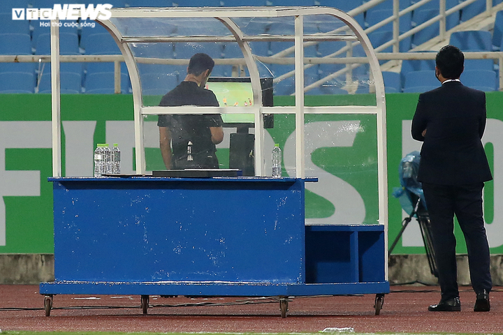 Văn Toàn dùng độc chiêu trị hậu vệ cao gần 2m, thủ môn Ngoại hạng Anh hú vía - 10