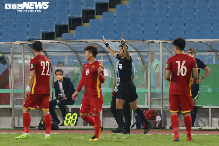 Văn Toàn dùng độc chiêu trị hậu vệ cao gần 2m, thủ môn Ngoại hạng Anh hú vía - 11