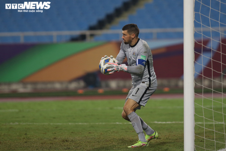 Văn Toàn dùng độc chiêu trị hậu vệ cao gần 2m, thủ môn Ngoại hạng Anh hú vía - 7