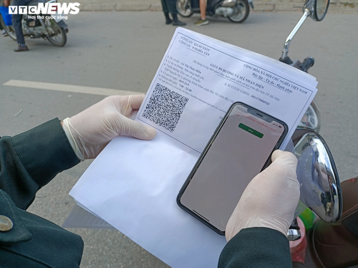 Sử dụng giấy đi đường QR Code, người Hà Nội nhẹ nhàng qua chốt vào 'vùng đỏ' - 3