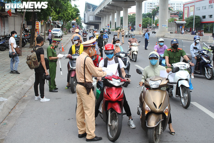 Sử dụng giấy đi đường QR Code, người Hà Nội nhẹ nhàng qua chốt vào 'vùng đỏ' - 7