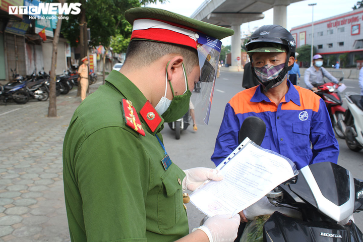 Sử dụng giấy đi đường QR Code, người Hà Nội nhẹ nhàng qua chốt vào 'vùng đỏ' - 4