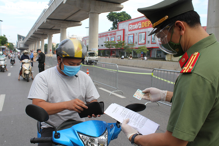 Sử dụng giấy đi đường QR Code, người Hà Nội nhẹ nhàng qua chốt vào 'vùng đỏ' - 5