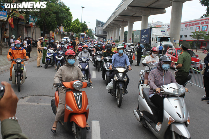 Sử dụng giấy đi đường QR Code, người Hà Nội nhẹ nhàng qua chốt vào 'vùng đỏ' - 8